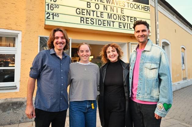 Filmpremiere von BONNIE in Regensburg, Ostentor-Kino. Bonnie ist eine Münchner Action-Komödie, ein Spielfilm aus dem Jahr 2026 von Mark Lohr. Der Independent-Spielfilm wurde von der bayerischen Produktionsfirma Slamming Sheep Film produziert. Der Film läuft seit 3. September 2026 in den Kinos. Foto: Regisseur Mark Lohr, Franziska Leinfelder, Corinna Blädel und Max Josef Held.