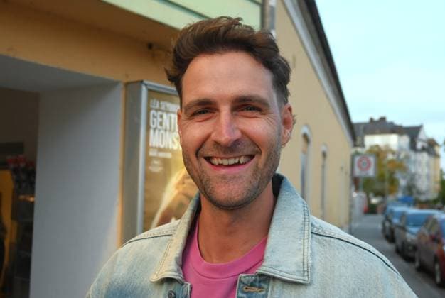 Filmpremiere von BONNIE in Regensburg, Ostentor-Kino. Bonnie ist eine Münchner Action-Komödie, ein Spielfilm aus dem Jahr 2026 von Mark Lohr. Der Independent-Spielfilm wurde von der bayerischen Produktionsfirma Slamming Sheep Film produziert. Der Film läuft seit 3. September 2026 in den Kinos. Foto: Schauspieler Max Josef Held