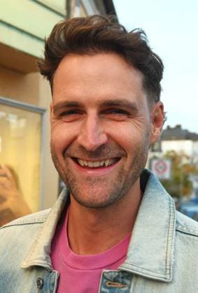 Filmpremiere von BONNIE in Regensburg, Ostentor-Kino. Bonnie ist eine Münchner Action-Komödie, ein Spielfilm aus dem Jahr 2026 von Mark Lohr. Der Independent-Spielfilm wurde von der bayerischen Produktionsfirma Slamming Sheep Film produziert. Der Film läuft seit 3. September 2026 in den Kinos. Foto: Schauspieler Max Josef Held