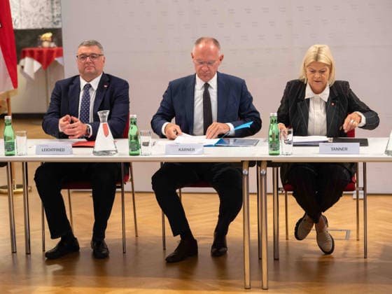 2026-09-24-Präsentation-Drohnenabwehrstrategie-005 Staatssekretär im Bundesministerium für Inneres Joerg Leichtfried (SPÖ), Bundesminister für Inneres Gerhard Karner (ÖVP) und Bundesministerin für Landesverteidigung Klaudia Tanner (ÖVP) v.li.n.re. am 24. September 2026 bei der Präsentation zum Zwischenbericht der Drohnenabwehrstrategie von Verteidigungsministerium und Innenministerium im Bundeskanzleramt in Wien, Wien, Österreich.