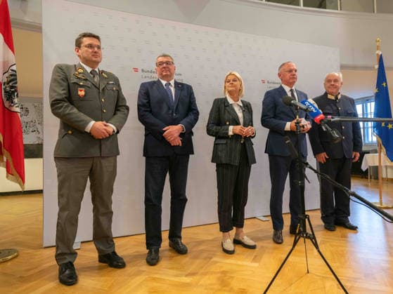 2026-09-24-Präsentation-Drohnenabwehrstrategie-007 Staatssekretär im Bundesministerium für Inneres Joerg Leichtfried (SPÖ), Bundesministerin für Landesverteidigung Klaudia Tanner (ÖVP), Bundesminister für Inneres Gerhard Karner (ÖVP) und Offiziere der Führungsebene von Militär und Polizei v.li.n.re. am 24. September 2026 bei der Präsentation zum Zwischenbericht der Drohnenabwehrstrategie von Verteidigungsministerium und Innenministerium im Bundeskanzleramt in Wien, Wien, Österreich.