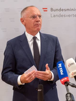 2026-09-24-Präsentation-Drohnenabwehrstrategie-013 Bundesminister für Inneres Gerhard Karner (ÖVP) am 24. September 2026 bei der Präsentation zum Zwischenbericht der Drohnenabwehrstrategie von Verteidigungsministerium und Innenministerium im Bundeskanzleramt in Wien, Wien, Österreich.