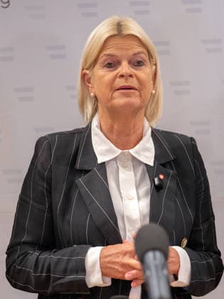 2026-09-24-Präsentation-Drohnenabwehrstrategie-016 Bundesministerin für Landesverteidigung Klaudia Tanner (ÖVP) am 24. September 2026 bei der Präsentation zum Zwischenbericht der Drohnenabwehrstrategie von Verteidigungsministerium und Innenministerium im Bundeskanzleramt in Wien, Wien, Österreich.