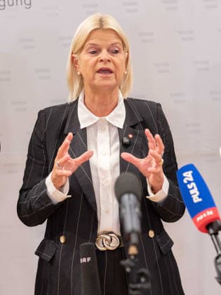 2026-09-24-Präsentation-Drohnenabwehrstrategie-018 Bundesministerin für Landesverteidigung Klaudia Tanner (ÖVP) am 24. September 2026 bei der Präsentation zum Zwischenbericht der Drohnenabwehrstrategie von Verteidigungsministerium und Innenministerium im Bundeskanzleramt in Wien, Wien, Österreich.