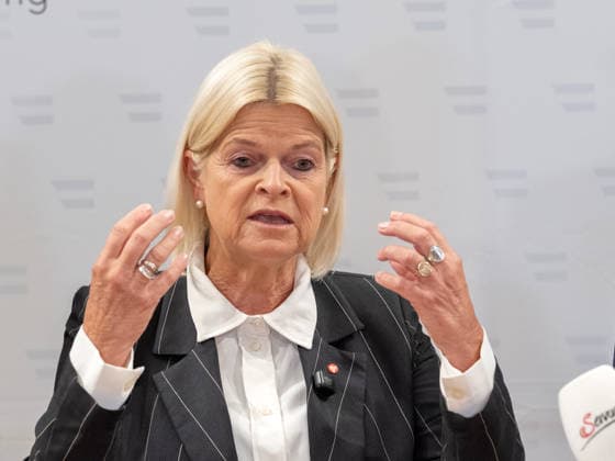 2026-09-24-Präsentation-Drohnenabwehrstrategie-023 Bundesministerin für Landesverteidigung Klaudia Tanner (ÖVP) am 24. September 2026 bei der Präsentation zum Zwischenbericht der Drohnenabwehrstrategie von Verteidigungsministerium und Innenministerium im Bundeskanzleramt in Wien, Wien, Österreich.