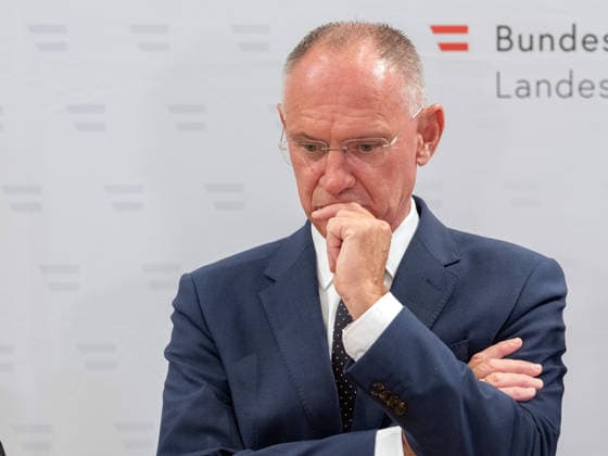 2026-09-24-Präsentation-Drohnenabwehrstrategie-024 Bundesminister für Inneres Gerhard Karner (ÖVP) am 24. September 2026 bei der Präsentation zum Zwischenbericht der Drohnenabwehrstrategie von Verteidigungsministerium und Innenministerium im Bundeskanzleramt in Wien, Wien, Österreich.