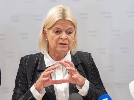 2026-09-24-Präsentation-Drohnenabwehrstrategie-025 Bundesministerin für Landesverteidigung Klaudia Tanner (ÖVP) am 24. September 2026 bei der Präsentation zum Zwischenbericht der Drohnenabwehrstrategie von Verteidigungsministerium und Innenministerium im Bundeskanzleramt in Wien, Wien, Österreich.