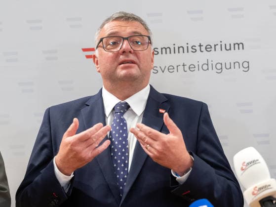 2026-09-24-Präsentation-Drohnenabwehrstrategie-036 Staatssekretär im Bundesministerium für Inneres Joerg Leichtfried (SPÖ) am 24. September 2026 bei der Präsentation zum Zwischenbericht der Drohnenabwehrstrategie von Verteidigungsministerium und Innenministerium im Bundeskanzleramt in Wien, Wien, Österreich.