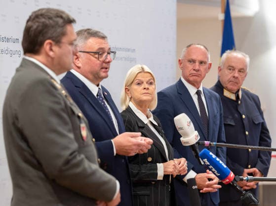 2026-09-24-Präsentation-Drohnenabwehrstrategie-037 Staatssekretär im Bundesministerium für Inneres Joerg Leichtfried (SPÖ), Bundesministerin für Landesverteidigung Klaudia Tanner (ÖVP), Bundesminister für Inneres Gerhard Karner (ÖVP) und Offiziere der Führungsebene von Militär und Polizei v.li.n.re. am 24. September 2026 bei der Präsentation zum Zwischenbericht der Drohnenabwehrstrategie von Verteidigungsministerium und Innenministerium im Bundeskanzleramt in Wien, Wien, Österreich.