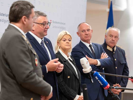 2026-09-24-Präsentation-Drohnenabwehrstrategie-038 Staatssekretär im Bundesministerium für Inneres Joerg Leichtfried (SPÖ), Bundesministerin für Landesverteidigung Klaudia Tanner (ÖVP), Bundesminister für Inneres Gerhard Karner (ÖVP) und Offiziere der Führungsebene von Militär und Polizei v.li.n.re. am 24. September 2026 bei der Präsentation zum Zwischenbericht der Drohnenabwehrstrategie von Verteidigungsministerium und Innenministerium im Bundeskanzleramt in Wien, Wien, Österreich.