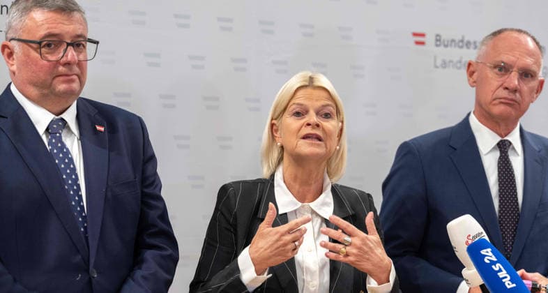 2026-09-24-Präsentation-Drohnenabwehrstrategie-049 Staatssekretär im Bundesministerium für Inneres Joerg Leichtfried (SPÖ), Bundesministerin für Landesverteidigung Klaudia Tanner (ÖVP) und Bundesminister für Inneres Gerhard Karner (ÖVP) v.li.n.re. am 24. September 2026 bei der Präsentation zum Zwischenbericht der Drohnenabwehrstrategie von Verteidigungsministerium und Innenministerium im Bundeskanzleramt in Wien, Wien, Österreich.