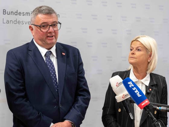 2026-09-24-Präsentation-Drohnenabwehrstrategie-052 Staatssekretär im Bundesministerium für Inneres Joerg Leichtfried (SPÖ) und Bundesministerin für Landesverteidigung Klaudia Tanner (ÖVP) am 24. September 2026 bei der Präsentation zum Zwischenbericht der Drohnenabwehrstrategie von Verteidigungsministerium und Innenministerium im Bundeskanzleramt in Wien, Wien, Österreich.