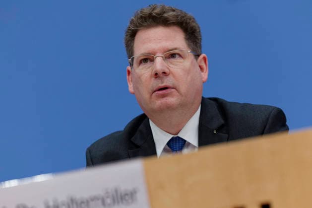 Herbst-Diagnose Wirtschaftsforscher 2026-09-24 Deutschland, Berlin Bundespressekonferenz: Die führenden Wirtschaftsforschungsinstitute geben ihre Gemeinschaftsdiagnose Herbst 2026 ab. Im Bild Prof. Dr. Oliver Holtemöller, Sprecher, Leibniz-Institut für Wirtschaftsforschung Halle (IWH).