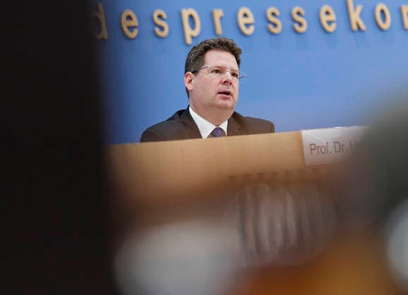 Herbst-Diagnose Wirtschaftsforscher 2026-09-24 Deutschland, Berlin Bundespressekonferenz: Die führenden Wirtschaftsforschungsinstitute geben ihre Gemeinschaftsdiagnose Herbst 2026 ab. Im Bild Prof. Dr. Oliver Holtemöller, Sprecher, Leibniz-Institut für Wirtschaftsforschung Halle (IWH).