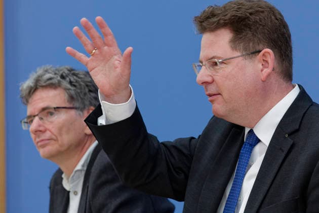 Herbst-Diagnose Wirtschaftsforscher 2026-09-24 Deutschland, Berlin Bundespressekonferenz: Die führenden Wirtschaftsforschungsinstitute geben ihre Gemeinschaftsdiagnose Herbst 2026 ab. Im Bild Prof. Dr. Oliver Holtemöller, Sprecher, Leibniz-Institut für Wirtschaftsforschung Halle (IWH).