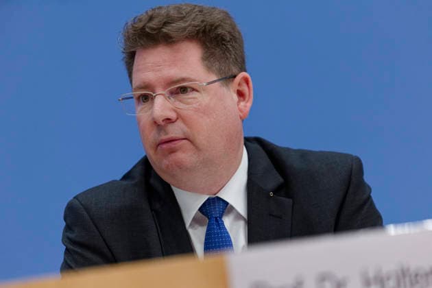 Herbst-Diagnose Wirtschaftsforscher 2026-09-24 Deutschland, Berlin Bundespressekonferenz: Die führenden Wirtschaftsforschungsinstitute geben ihre Gemeinschaftsdiagnose Herbst 2026 ab. Im Bild Prof. Dr. Oliver Holtemöller, Sprecher, Leibniz-Institut für Wirtschaftsforschung Halle (IWH).