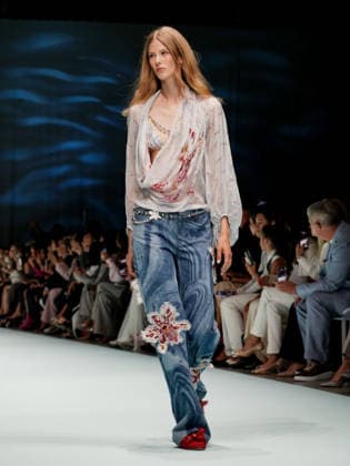 IPA88905245 - Milan, Milan Women™s Fashion Week Spring Summer 2027 - Women™s Fashion, Spring Summer 2027 - Genny fashion show - pictured on the runway: Model.  Copyright: xEmanuelexDexCarlix xEmanuelexDexCarlix IPA88905245