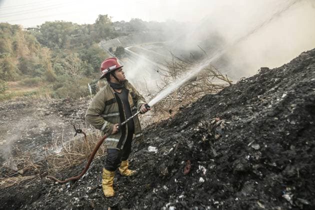 Fire flares up again at Putri Cempo landfill in Solo SOLO, CENTRAL JAVA, INDONESIA, SEPTEMBER 24, 2026: Firefighters work to extinguish flames at the Putri Cempo landfill in Solo, Central Java, after the fire flared up again in sections of the waste disposal site. The landfill has been burning since September 2, with renewed fires reported in blocks B, C and D as emergency crews continue efforts to contain the blaze. solo Indonesia Copyright: x xYomaxTimesxSuryadix xJNAxPressx