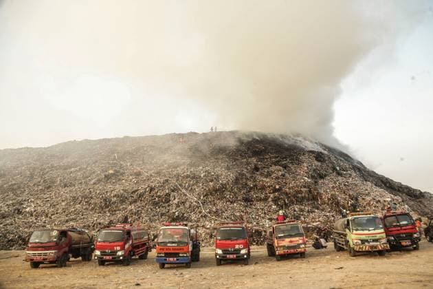 Fire flares up again at Putri Cempo landfill in Solo SOLO, CENTRAL JAVA, INDONESIA, SEPTEMBER 24, 2026: Firefighters work to extinguish flames at the Putri Cempo landfill in Solo, Central Java, after the fire flared up again in sections of the waste disposal site. The landfill has been burning since September 2, with renewed fires reported in blocks B, C and D as emergency crews continue efforts to contain the blaze. solo Indonesia Copyright: x xYomaxTimesxSuryadix xJNAxPressx