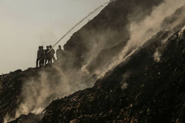 Fire flares up again at Putri Cempo landfill in Solo SOLO, CENTRAL JAVA, INDONESIA, SEPTEMBER 24, 2026: Firefighters work to extinguish flames at the Putri Cempo landfill in Solo, Central Java, after the fire flared up again in sections of the waste disposal site. The landfill has been burning since September 2, with renewed fires reported in blocks B, C and D as emergency crews continue efforts to contain the blaze. solo Indonesia Copyright: x xYomaxTimesxSuryadix xJNAxPressx