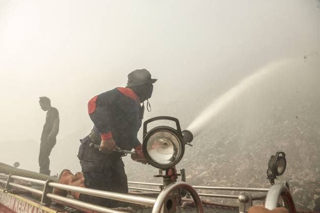 Fire flares up again at Putri Cempo landfill in Solo SOLO, CENTRAL JAVA, INDONESIA, SEPTEMBER 24, 2026: Firefighters work to extinguish flames at the Putri Cempo landfill in Solo, Central Java, after the fire flared up again in sections of the waste disposal site. The landfill has been burning since September 2, with renewed fires reported in blocks B, C and D as emergency crews continue efforts to contain the blaze. solo Indonesia Copyright: x xYomaxTimesxSuryadix xJNAxPressx