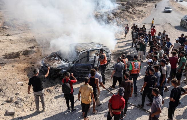 Aftermath of Israeli Airstrike In Gaza Palestinians inspect a vehicle damaged by an Israeli airstrike in Gaza City, on September 24, 2026. Gaza Palestine  Copyright: xMajdixFathix originalFilename: fathi-notitle260924_npA0o.jpg