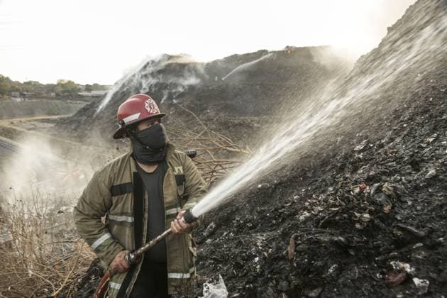 Fire flares up again at Putri Cempo landfill in Solo SOLO, CENTRAL JAVA, INDONESIA, SEPTEMBER 24, 2026: Firefighters work to extinguish flames at the Putri Cempo landfill in Solo, Central Java, after the fire flared up again in sections of the waste disposal site. The landfill has been burning since September 2, with renewed fires reported in blocks B, C and D as emergency crews continue efforts to contain the blaze. solo Indonesia Copyright: x xYomaxTimesxSuryadix xJNAxPressx