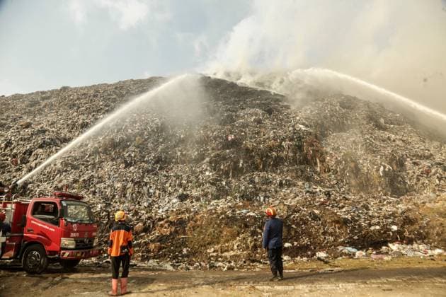 Fire flares up again at Putri Cempo landfill in Solo SOLO, CENTRAL JAVA, INDONESIA, SEPTEMBER 24, 2026: Firefighters work to extinguish flames at the Putri Cempo landfill in Solo, Central Java, after the fire flared up again in sections of the waste disposal site. The landfill has been burning since September 2, with renewed fires reported in blocks B, C and D as emergency crews continue efforts to contain the blaze. solo Indonesia Copyright: x xYomaxTimesxSuryadix xJNAxPressx