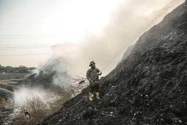 Fire flares up again at Putri Cempo landfill in Solo SOLO, CENTRAL JAVA, INDONESIA, SEPTEMBER 24, 2026: Firefighters work to extinguish flames at the Putri Cempo landfill in Solo, Central Java, after the fire flared up again in sections of the waste disposal site. The landfill has been burning since September 2, with renewed fires reported in blocks B, C and D as emergency crews continue efforts to contain the blaze. solo Indonesia Copyright: x xYomaxTimesxSuryadix xJNAxPressx