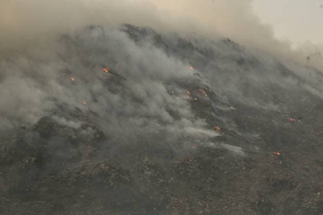 Fire flares up again at Putri Cempo landfill in Solo SOLO, CENTRAL JAVA, INDONESIA, SEPTEMBER 24, 2026: Firefighters work to extinguish flames at the Putri Cempo landfill in Solo, Central Java, after the fire flared up again in sections of the waste disposal site. The landfill has been burning since September 2, with renewed fires reported in blocks B, C and D as emergency crews continue efforts to contain the blaze. solo Indonesia Copyright: x xYomaxTimesxSuryadix xJNAxPressx