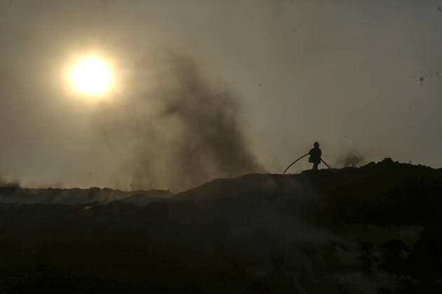 Fire flares up again at Putri Cempo landfill in Solo SOLO, CENTRAL JAVA, INDONESIA, SEPTEMBER 24, 2026: Firefighters work to extinguish flames at the Putri Cempo landfill in Solo, Central Java, after the fire flared up again in sections of the waste disposal site. The landfill has been burning since September 2, with renewed fires reported in blocks B, C and D as emergency crews continue efforts to contain the blaze. solo Indonesia Copyright: x xYomaxTimesxSuryadix xJNAxPressx