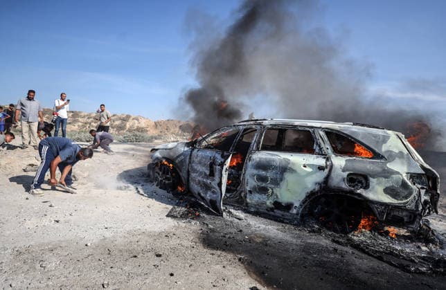 Aftermath of Israeli Airstrike In Gaza Palestinians inspect a vehicle damaged by an Israeli airstrike in Gaza City, on September 24, 2026. Gaza Palestine  Copyright: xMajdixFathix originalFilename: fathi-notitle260924_npJVp.jpg