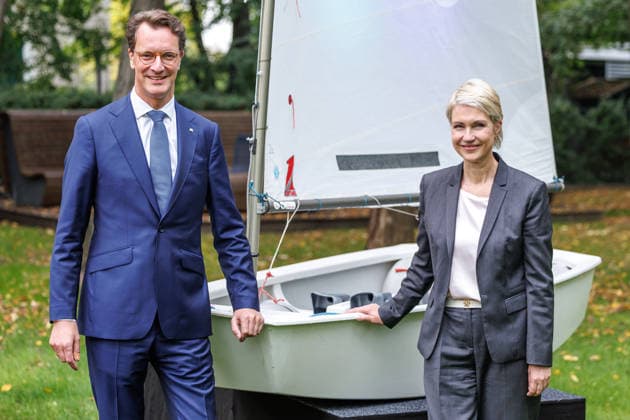 Bewerbung um Olympische und Paralympische Spiele KoelnRheinRuhr Ministerpraesident Hendrik Wuest und Ministerpraesidentin Manuela Schwesig der Bewerbung um Olympische und Paralympische Spiele KoelnRheinRuhr am 24.09.26 in Berlin. Berlin Berlin Deutschland Westwind