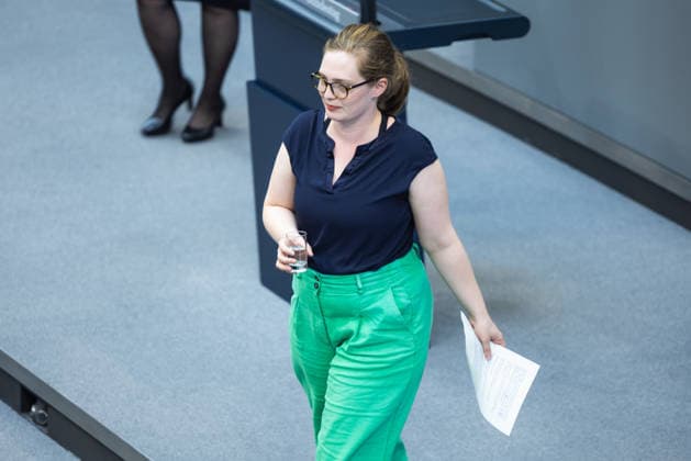 96. Sitzung des Bundestages am 24. September 2026. Deutschland, Berlin am 24. September 2026: Die Bundestagsabgeordnete Karoline Otte (Bündnis 90 die Grünen) nach ihre rede während der Plenarsitzung zur Verankerung von Klimaanpassung und Naturschutz.