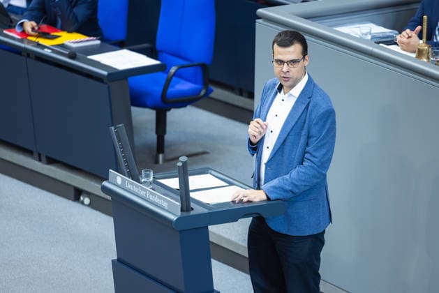 96. Sitzung des Bundestages am 24. September 2026. Deutschland, Berlin am 24. September 2026: Der Bundestagsabgeordnete Dr. Fabian Fahl (Die Linke) spricht am Rednerpult während der Plenarsitzung zur Verankerung von Klimaanpassung und Naturschutz.