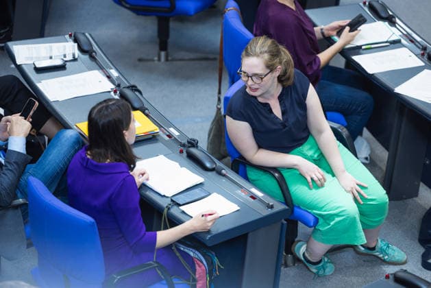 96. Sitzung des Bundestages am 24. September 2026. Deutschland, Berlin am 24. September 2026: Die Bundestagsabgeordnete Karoline Otte (Bündnis 90 die Grünen) während der Plenarsitzung zur Verankerung von Klimaanpassung und Naturschutz.