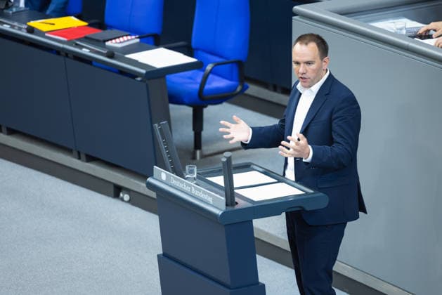 96. Sitzung des Bundestages am 24. September 2026. Deutschland, Berlin am 24. September 2026: Der Bundestagsabgeordnete Stefan Glase (CDU CSU) spricht am Rednerpult während der Plenarsitzung zur Verankerung von Klimaanpassung und Naturschutz.