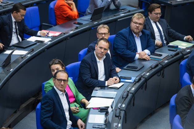 96. Sitzung des Bundestages am 24. September 2026. Deutschland, Berlin am 24. September 2026: Stefan Glase (CDU CSU) beantwortet nach seiner Rede eine Frage der Grünen-Abgeordneten Julia Schneider während der Plenarsitzung zur Verankerung von Klimaanpassung und Naturschutz.