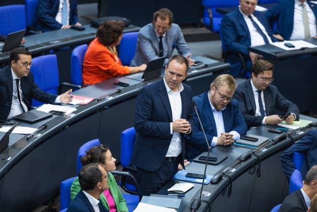 96. Sitzung des Bundestages am 24. September 2026. Deutschland, Berlin am 24. September 2026: Stefan Glase (CDU CSU) beantwortet nach seiner Rede eine Frage der Grünen-Abgeordneten Julia Schneider während der Plenarsitzung zur Verankerung von Klimaanpassung und Naturschutz.