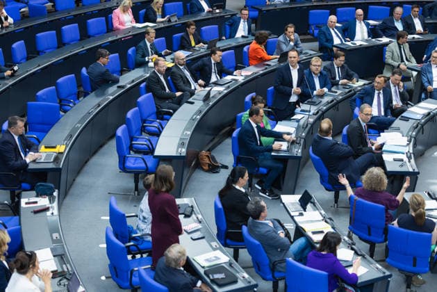 96. Sitzung des Bundestages am 24. September 2026. Deutschland, Berlin am 24. September 2026: Stefan Glase (CDU CSU) beantwortet nach seiner Rede eine Frage der Grünen-Abgeordneten Julia Schneider während der Plenarsitzung zur Verankerung von Klimaanpassung und Naturschutz.