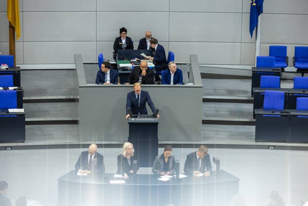 96. Sitzung des Bundestages am 24. September 2026. Deutschland, Berlin am 24. September 2026: Der Bundestagsabgeordnete Hendrik Bollmann (SPD) spricht am Rednerpult während der Plenarsitzung zur Verankerung von Klimaanpassung und Naturschutz.