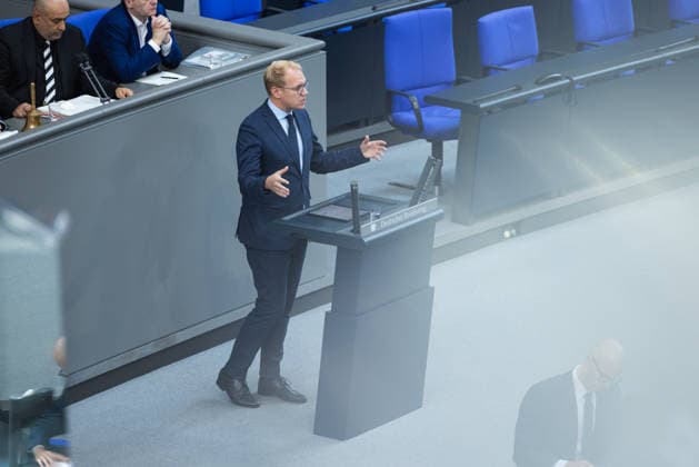 96. Sitzung des Bundestages am 24. September 2026. Deutschland, Berlin am 24. September 2026: Der Bundestagsabgeordnete Hendrik Bollmann (SPD) spricht am Rednerpult während der Plenarsitzung zur Verankerung von Klimaanpassung und Naturschutz.