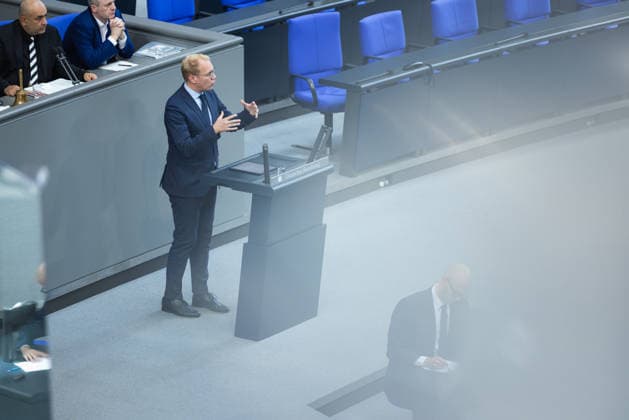 96. Sitzung des Bundestages am 24. September 2026. Deutschland, Berlin am 24. September 2026: Der Bundestagsabgeordnete Hendrik Bollmann (SPD) spricht am Rednerpult während der Plenarsitzung zur Verankerung von Klimaanpassung und Naturschutz.