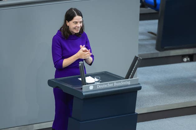 96. Sitzung des Bundestages am 24. September 2026. Deutschland, Berlin am 24. September 2026: Die Bundestagsabgeordnete Julia Schneider (Bündnis 90 Die Grünen) spricht am Rednerpult während der Plenarsitzung zur Verankerung von Klimaanpassung und Naturschutz.