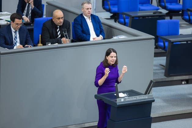 96. Sitzung des Bundestages am 24. September 2026. Deutschland, Berlin am 24. September 2026: Die Bundestagsabgeordnete Julia Schneider (Bündnis 90 Die Grünen) spricht am Rednerpult während der Plenarsitzung zur Verankerung von Klimaanpassung und Naturschutz.