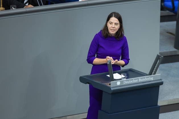 96. Sitzung des Bundestages am 24. September 2026. Deutschland, Berlin am 24. September 2026: Die Bundestagsabgeordnete Julia Schneider (Bündnis 90 Die Grünen) spricht am Rednerpult während der Plenarsitzung zur Verankerung von Klimaanpassung und Naturschutz.