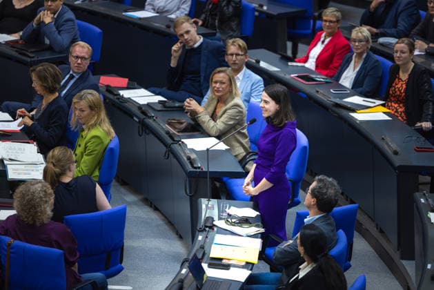 96. Sitzung des Bundestages am 24. September 2026. Deutschland, Berlin am 24. September 2026: Die Bundestagsabgeordnete Julia Schneider (Bündnis 90 Die Grünen) beantwortet eine Frage der Prof. Dr. Ingo Hahn (AfD) während der Plenarsitzung zur Verankerung von Klimaanpassung und Naturschutz.
