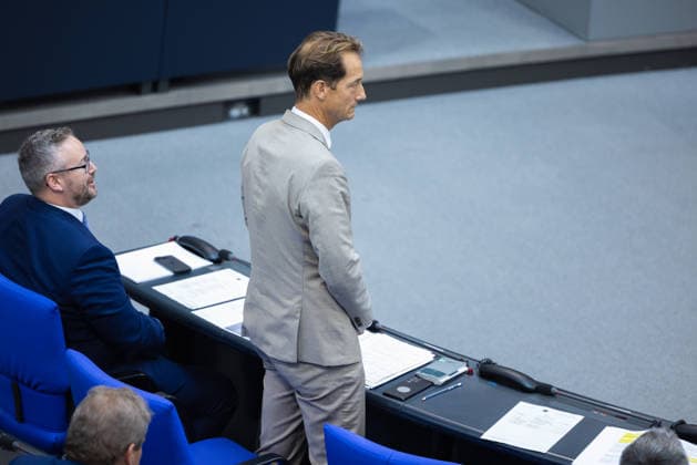 96. Sitzung des Bundestages am 24. September 2026. Deutschland, Berlin am 24. September 2026: Der Bundestagsabgeordnete Prof. Dr. Ingo Hahn (AfD) stellt eine Frage an Julia Schneider (Bündnis 90 Die Grünen) nach ihre Rede während der Plenarsitzung zur Verankerung von Klimaanpassung und Naturschutz.