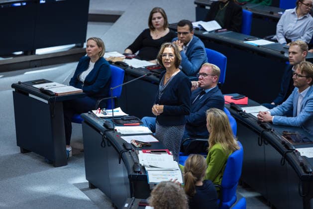 96. Sitzung des Bundestages am 24. September 2026. Deutschland, Berlin am 24. September 2026: Die Bundestagsabgeordnete Angelika Glöckner (SPD) stellt eine Frage an Julia Schneider (Bündnis 90 Die Grünen) nach ihre Rede während der Plenarsitzung zur Verankerung von Klimaanpassung und Naturschutz.