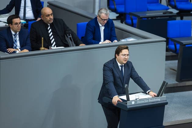 96. Sitzung des Bundestages am 24. September 2026. Deutschland, Berlin am 24. September 2026: Der Bundestagsabgeordnete Christian Moser (CDU CSU) spricht am Rednerpult während der Plenarsitzung zur Verankerung von Klimaanpassung und Naturschutz.